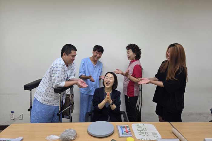 근로복지공단 대구병원 사회복지사 안민영(가운데)씨가 환우들과 함께 심리치료 도예프로그램을 진행하고 있다.