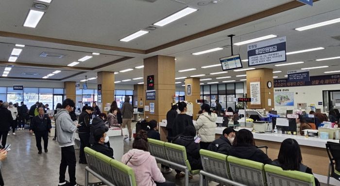 지역의 한 동행정복지센터 민원실에서 시민들이 민원 업무를 보기 위해 대기하고 있다. 기사 내용과 직접 관련 없음. <영남일보 DB>