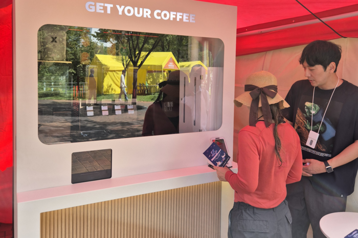 23일 대구 수성구 수성알파시티 일원에 열린 수성알파시티데이즈 행사장에 설치된 바리스타 로봇 부스에 시민의 발걸음이 이어지고 있다. 이승엽기자