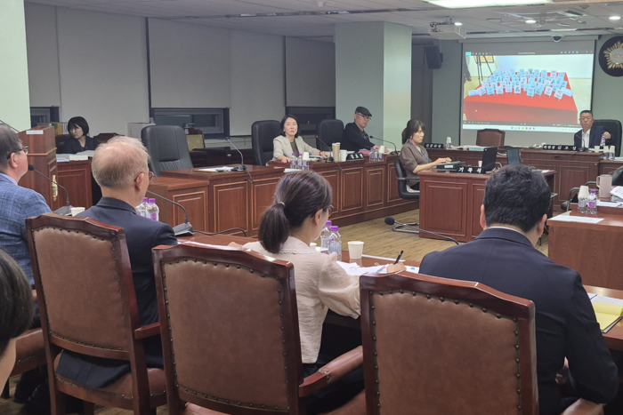 지난 6월20일 진행된 대구 중구청 문화교육과 행정사무감사에서 김효린 의원이 봉산문화회관 전시실에서 진행된 작품 플리마켓 사진을 제시하며 운영조례 위반을 지적하고 있다. 조윤화기자