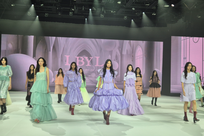 26일 대구패션디자인개발지원센터에서 2025 대구컬렉션이 개막했다. 오프닝 쇼를 맡은 이유정 디자이너가 2026 SS(봄·여름) 컬렉션을 선보아고 있다. 이승엽기자