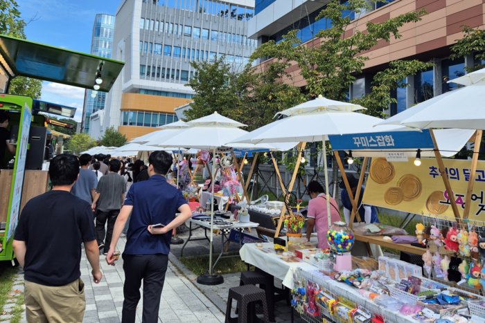 23일 대구 수성구 수성알파시티 일원이 플리마켓 및 푸드트럭으로 꽉 차 있다. 이승엽기자