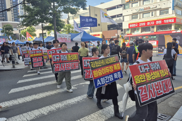 대구퀴어문화축제가 열린 20일 오후3시30분쯤 대구퀴어반대대책본부가 퀴어축제가 열리고 있는 국채보상로 일대에서 피켓시위를 하기 위해 이동하고 있다. 조윤화기자