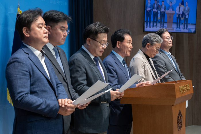 더불어민주당 국토교통위원회 소속 의원들이 28일 국회에서 국민의힘 김정재 의원의 사퇴를 촉구하는 성명을 발표하고 있다. 이날 회견에서 민주당 국토위원들은 지난 25일 국회 본회의장에서 초대형 산불 피해 구제와 지원 특별법 표결 도중 호남에선 불 안 나나라고 발언한 김정재 의원의 발언에 대해 사과와 함께 의원직 사퇴를 요구했다. <연합뉴스>