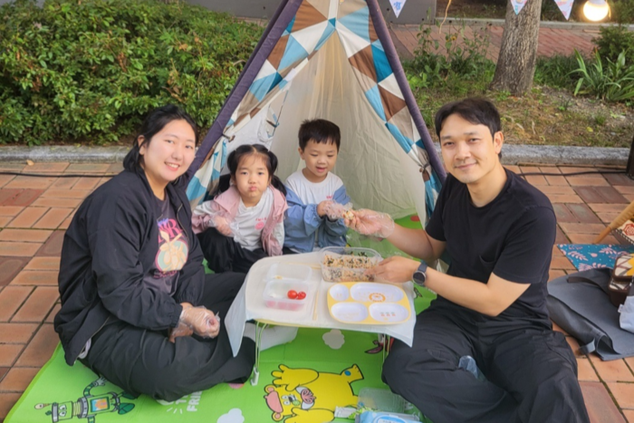 대구 선우어린이집 힐링캠프에 참하고 있는 황아준군 가족이 즐겁게 요리체험을 하고 있다. 강명주시민기자 kmejuw7@hanmail.net