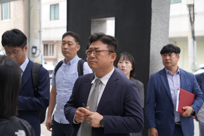 강명구 국회의원이 전세사기 피해 건물을 살펴보고 있다. <강명구 의원실 제공>