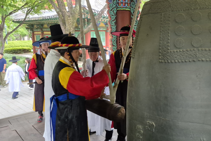 19일 오후 대구 중구 경상감영공원 종각에서 열린 동성로 타임워프 페스타 타종행사에서 류규하 중구청장이 타종하고 있다. 조윤화기자