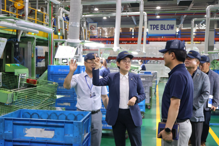 조지연(경산)의원이 지난 9일 경산 자동차 부품 업체를 찾아 현장을 둘러보고 있다. <조지연 의원 페이스북>