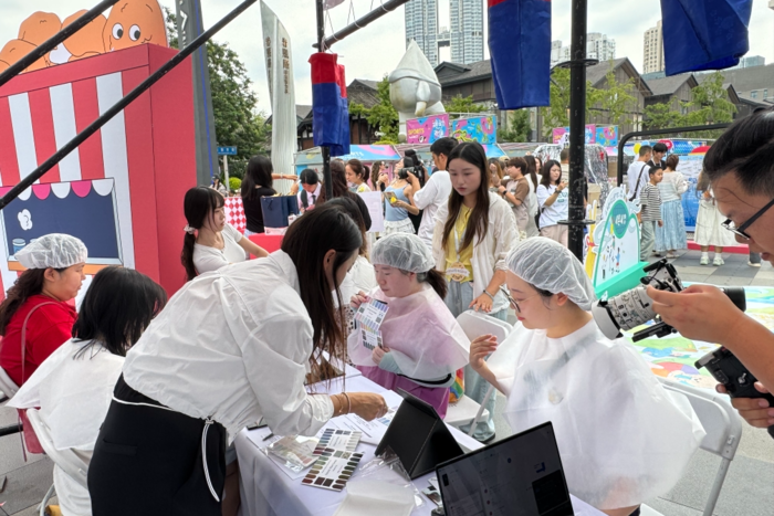 지난 19일 중국 청두에서 열린 대구 관광 소비자 행사에서 중국인들이 퍼스너컬러를 체험하고 있다. <대구시 제공>