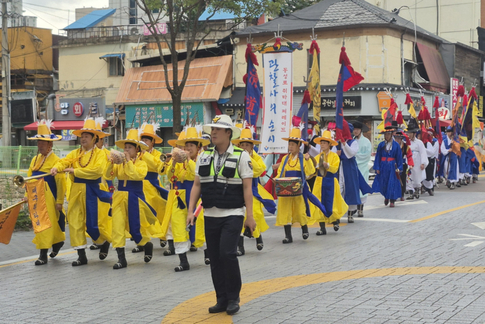 19일 오후 대구 중구 동성로 일대에서 열린 동성로 타임워프 페스타 에서 취타대 행렬이경상감영공원 일대를 지나고 있다. 조윤화기자