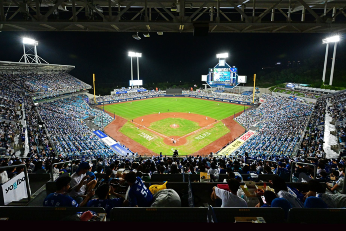 지난 23일 삼성 라이온즈가 156만9천212명 관중을 돌파하며 160만 관중을 눈 앞에 두고 있다. 사진은 지난 대구 삼성라이온즈 홈 관중 140만명 돌파한 모습. <삼성 라이온즈 제공>
