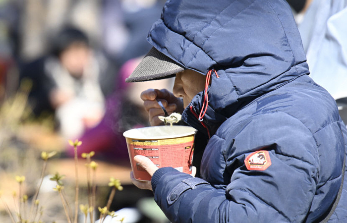 전국 대부분 영하권의 날씨를 보인 지난해 겨울 대구 달서구 두류공원 사랑해 밥차 무료 급식소를 찾은 한 어르신이 식사를 하고 있다. <영남일보DB>