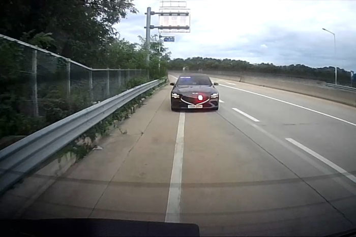 지난 19일 오전 경북경찰청 소속 암행순찰차가 위반 차량을 적발한 후 정차시키고 있다. <독자제공>