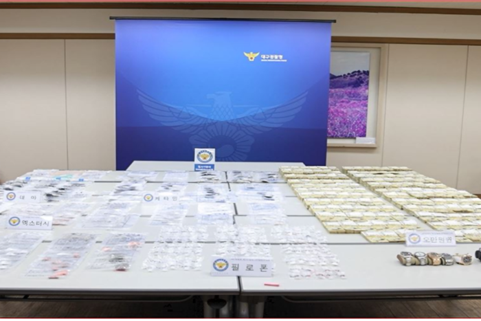 마약 유통·판매 총책으로부터 압수한 마약류 3.45kg, 현금 20억원, 10억원 상당의 명품 시계들. <대구경찰 제공>
