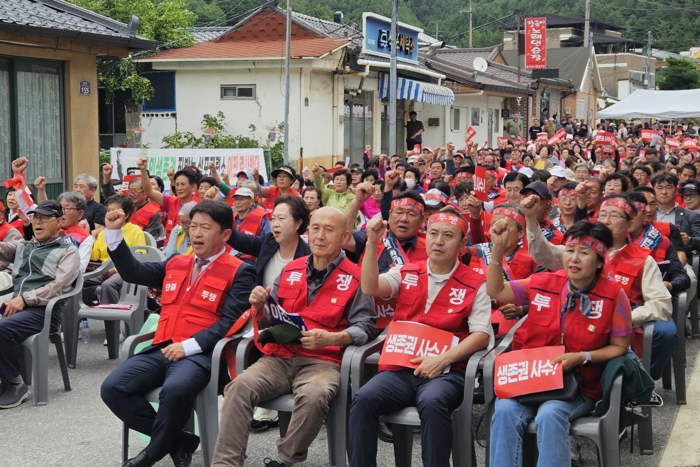 붉은 조끼와 머리띠를 두른 봉화·태백 주민들이 영풍석포제련소 이전 반대 집회에 모여 생존권 사수를 외치고 있다. 황준오기자