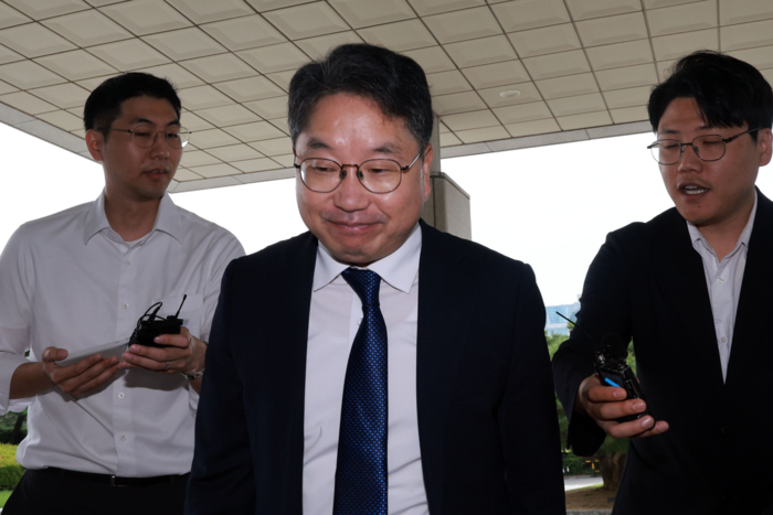 노만석 검찰총장 직무대행이 8일 오전 서울 서초구 대검찰청에 출근하고 있다. 더불어민주당과 정부는 7일 검찰청 폐지와 공소청, 중수청을 신설하는 내용 등을 담은 정부조직법 개편안을 발표했다. <연합뉴스>