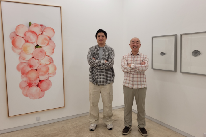 고려명(왼쪽), 황인모 작가가 아트스페이스펄에 전시 중인 자신의 작품들 앞에서 포즈를 취하고 있다. 임훈기자 hoony@yeongnam.com