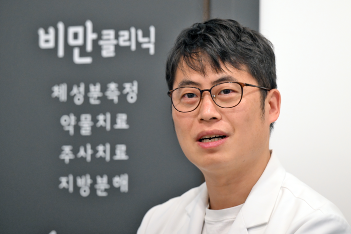 김창곤 율하연합가정의학과의원 원장이 비만치료제 위고비와 마운자로의 차이에 대해 설명하고 있다. 이지용기자 sajahu@yeongnam.com