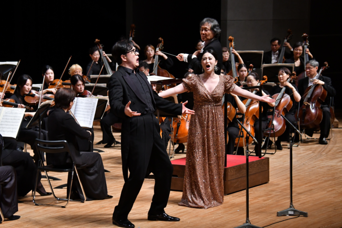 지난 24일 일본 히로시마 JMS 애스터플라자 대공연장에서 열린 대구시향의 2025 코리아 위크(KOREA WEEK) 초청 공연에서 베이스 전태현(왼쪽)과 소프라노 정선경이 오페라 돈 조반니 중 우리 두 손을 맞잡고를 부르고 있다. <대구시향 제공>