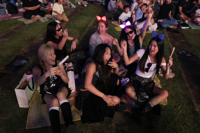 지난 14일 서울 중구 서울광장에서 열린 2025 서울헌터스 페스티벌에서 외국인 관광객들이 넷플릭스 애니메이션 케이팝 데몬 헌터스 수록곡 골든을 부르고 있다. <연합뉴스>