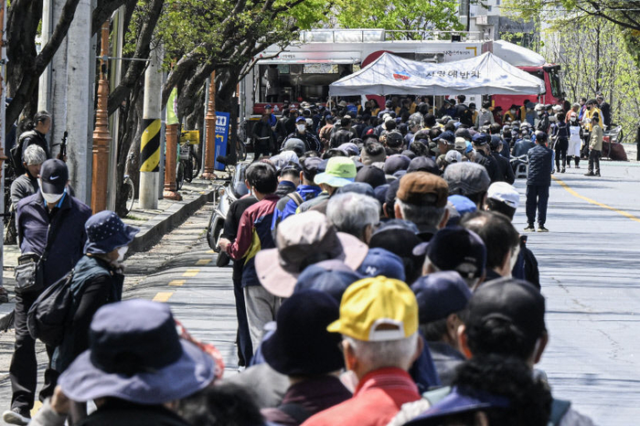 대구 달서구 두류공원에서 사랑해 밥차 무료급식소에 배식을 받으려는 시민들이 줄을 서고 있는 모습. <영남일보DB>