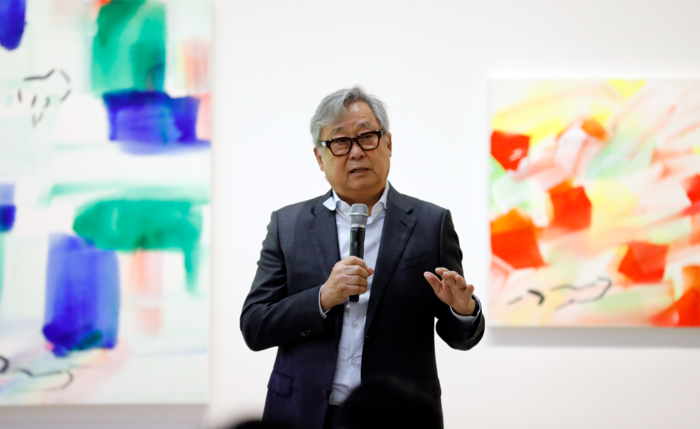 지난 22일 대구미술관을 찾은 이강소 화백이 개인전 曲水之遊 곡수지유: 실험은 계속된다 기자간담회에서 자신의 예술세계에 대해 설명하고 있다. <대구미술관 제공>