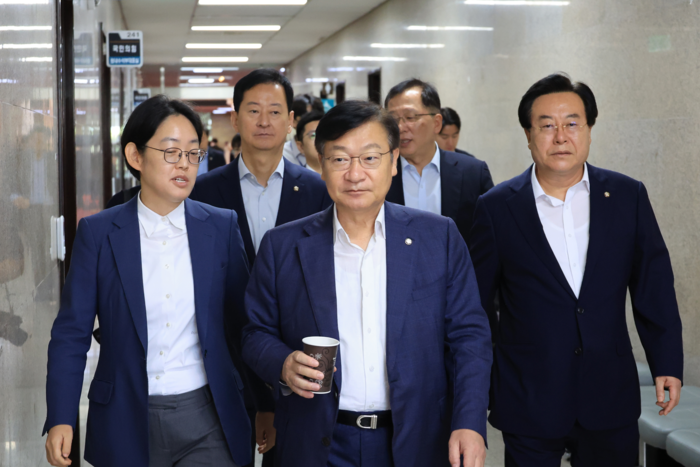 12·3 비상계엄 관련 내란·외환 의혹을 수사 중인 조은석 특별검사팀이 계엄 해제 방해 의혹과 관련해 추경호 전 국민의힘 원내대표를 겨냥한 강제수사에 나선 2일 서울 국회의사당 국민의힘 원내대표실로 정점식 의원을 비롯한 국민의힘 의원들이 들어가고 있다. 이날 특검은 국민의힘 원내대표실을 압수수색 대상에 포함했다. <연합뉴스>