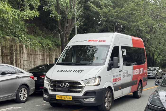 12일 오후 DRT 차량이 대구 북구 연암공원 일대를 통과하고 있다. 박영민 기자