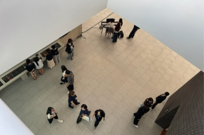 대구미술관을  찾은 문화로투어 참가자들이 전시품을 살펴보고 있다. <정유진씨 제공>