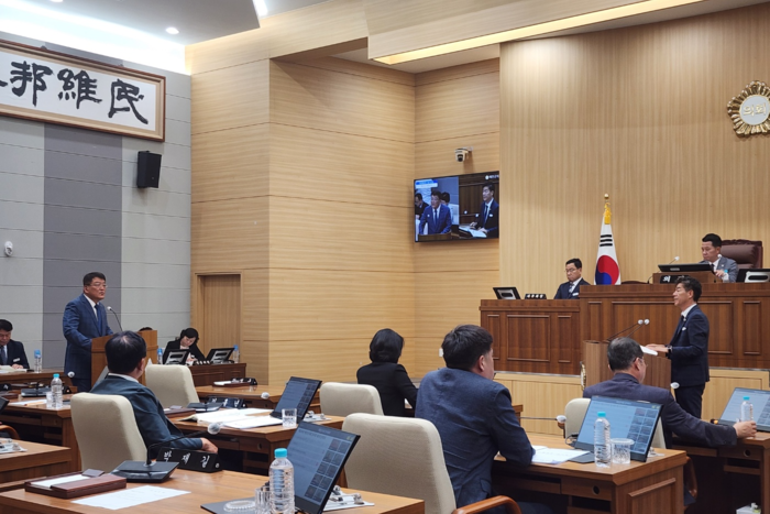 지난 4일 제280회 예천군의회 임시회 제2차 본회의에서 박재길(사진 오른쪽) 군의원이 김학동 예천군수에게 군정질문을 하고 있다. 장석원기자 history@yeongnam.com