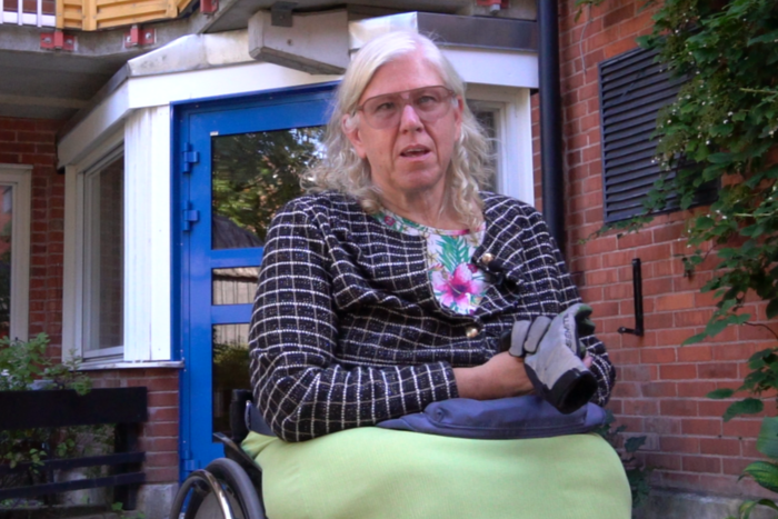 잉겔라씨가 대중교통을 이용해 퇴근 후 집 앞에서 영남일보 취재진의 질문에 답하고 있다. 박지현기자 lozpjh@yeongnam.com