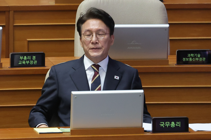 김민석 국무총리가 15일 국회 본회의장에서 열린 대정부 질문에 참석해 잠시 눈을 감고 있다. <연합뉴스>