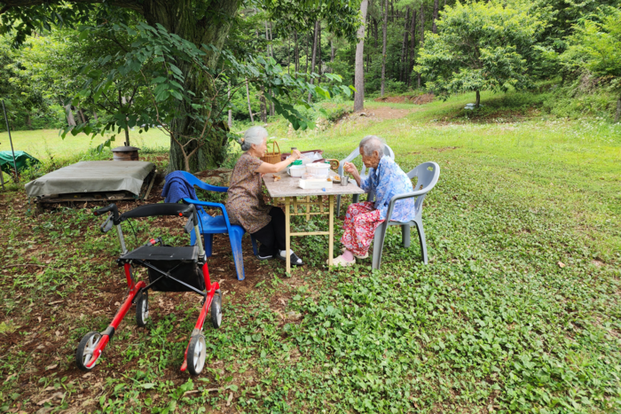 이필영 할머니(오른쪽)가 며느리와 함께 산정원에서 식사를 하고 있다.<이현경씨 제공>