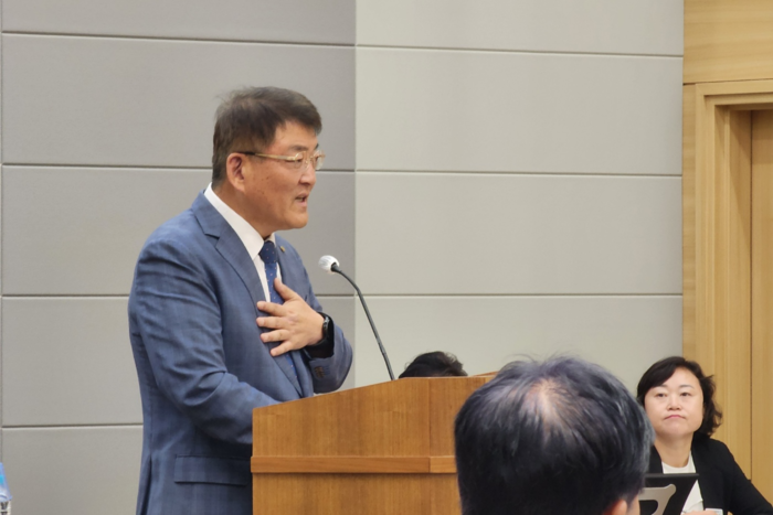 지난 4일 제280회 예천군의회 임시회 제2차 본회의에서 김학동 예천군수가 박재길 군의원의 질문에 답변하고 있다. 장석원기자 history@yeongnam.com