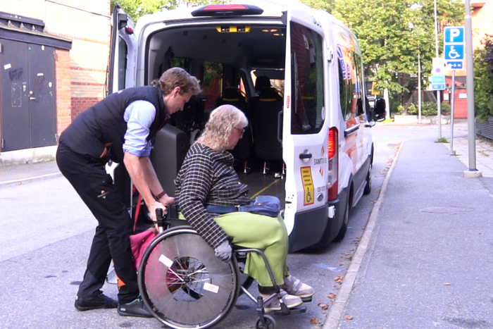 지난 9일 오전 스웨덴 스톡홀름 스카프넥에 거주하는 잉겔라씨가 특수교통수단 삼트란스를 타고 출근길에 나서고 있다.  박지현기자 lozpjh@yeongnam.com