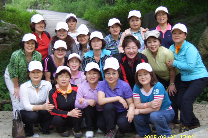 대구최초의 여성파크골프동아리 회원들이 기념사진을 찍고 있다. <천성희 회장 제공>