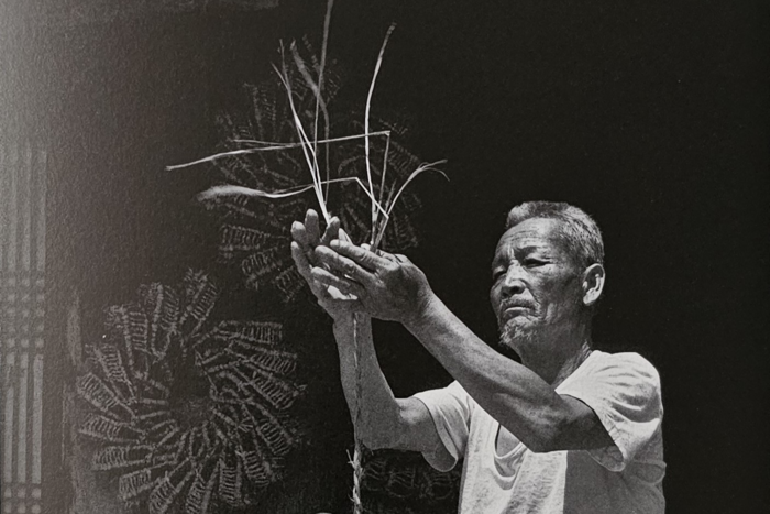 1980년 초 경북 안동 남선면 원림리에서 한 할아버지가 짚으로 새끼를 꼬고 있다. <홍성광 사진가 제공>