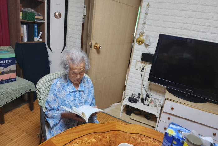 며느리의 도움을 받아 97세의 나이세 시집을 펴낸 이필영 할머니. <이현경씨 제공>