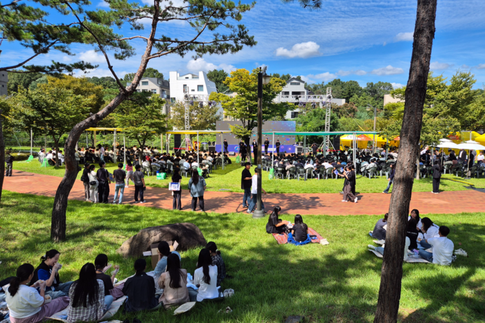 23일 수성알파시티데이즈 행사가 열린 대구 수성구 수성알파시티 일원에서 다양한 공연을 즐기는 직원들의 웃음소리가 끊이지 않았다. 이승엽기자