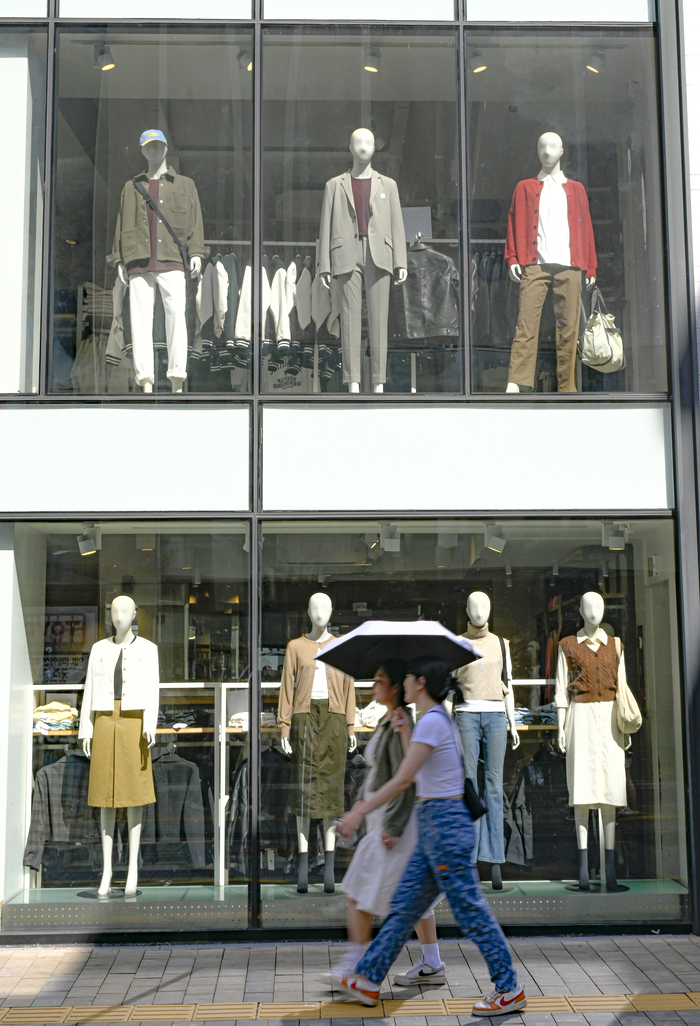 대구 동성로의 한 의류 매장 쇼윈도 앞에 가을 옷이 진열되어 있다. 이현덕기자 lhd@yeongnam.com