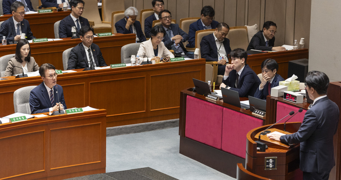 김민석 국무총리가 지난달 국회에서 열린 예산결산특별위원회에 참석해 질의에 답하고 있다. 연합뉴스