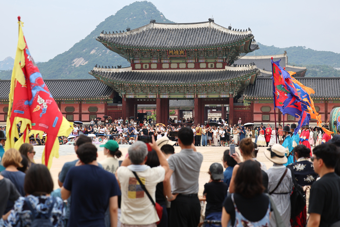 한국 문화 열풍이 이어지고 있는 가운데 지난달 31일 서울 종로구 경복궁이 수문장 교대의식을 구경하는 내외국인 관광객으로 붐비고 있다. 연합뉴스