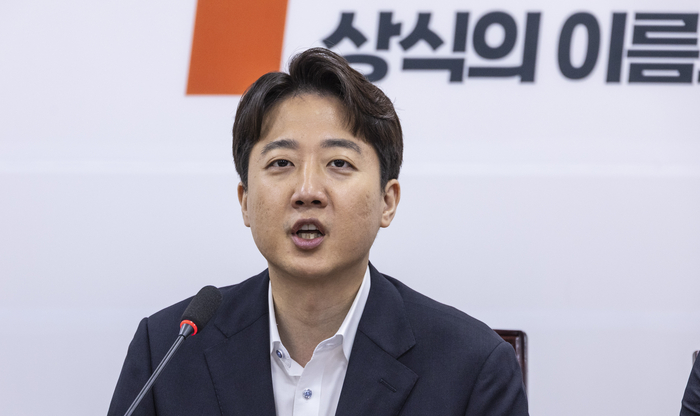 개혁신당 이준석 대표가 1일 국회에서 열린 최고위원회 회의에서 조국혁신당 조국 혁신정책연구원장의 사면 후 행보를 비판하는 발언을 하고 있다. 연합뉴스