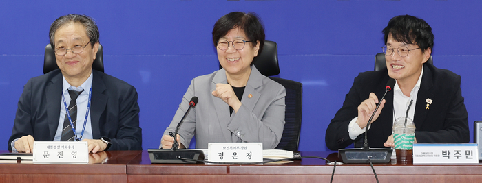 당정대 화기애애
    (서울=연합뉴스) 박동주 기자 = 박주민 국회 보건복지위원회 위원장이 4일 서울 여의도 국회 의원회관에서 열린 당정대 협의에서 발언하고 있다. 2025.9.4
    pdj6635@yna.co.kr
(끝)


<저작권자(c) 연합뉴스, 무단 전재-재배포, AI 학습 및 활용 금지>