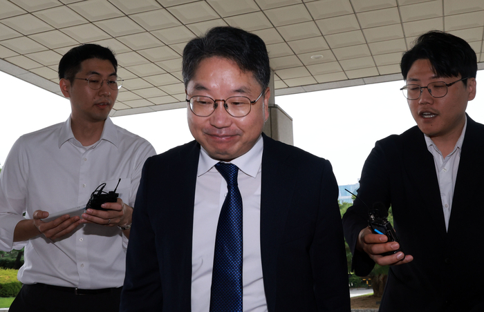 노만석 검찰총장 직무대행이 8일 오전 서울 서초구 대검찰청에 출근하고 있다. 더불어민주당과 정부는 7일 검찰청 폐지와 공소청, 중수청을 신설하는 내용 등을 담은 정부조직법 개편안을 발표했다. 연합뉴스
