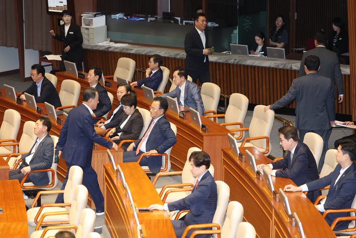 9일 서울 여의도 국회 본회의에서 더불어민주당 정청래 대표의 교섭단체 대표 연설 도중 일부 의원들이 밖으로 나서고 있다. 연합뉴스