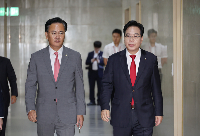 국민의힘 송언석 원내대표와 유상범 원내수석부대표가 10일 서울 여의도 국회에서 더불어민주당 김병기 원내대표와 문진석 원내수석부대표를 만나기 위해 이동하고 있다. 연합뉴스