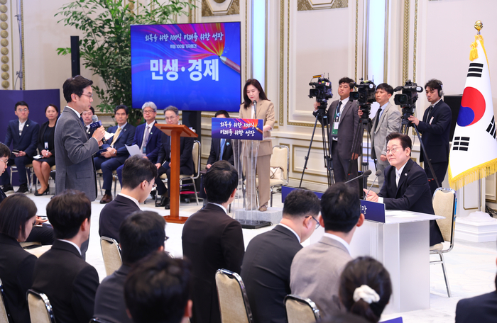 이재명 대통령이 11일 청와대 영빈관에서 열린 취임 100일 기자회견 회복을 위한 100일, 미래를 위한 성장에서 취재진의 질문을 받고 있다. 연합뉴스