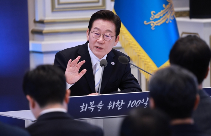 이재명 대통령이 11일 청와대 영빈관에서 열린 취임 100일 기자회견 회복을 위한 100일, 미래를 위한 성장에서 발언하고 있다.  연합뉴스