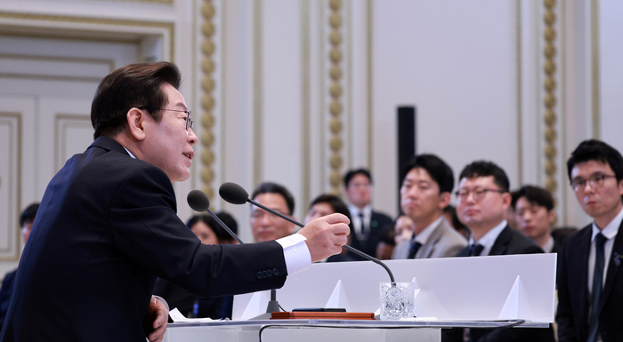 이재명 대통령이 11일 청와대 영빈관에서 열린 취임 100일 기자회견 회복을 위한 100일, 미래를 위한 성장에서 발언하고 있다. 연합뉴스